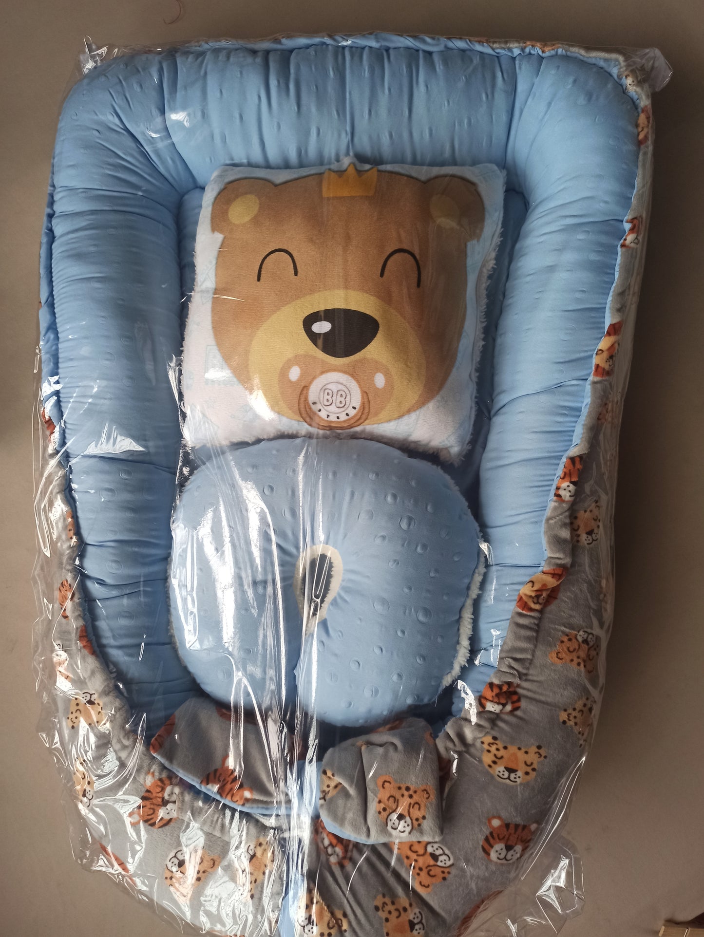 Nido con 2 almohadas