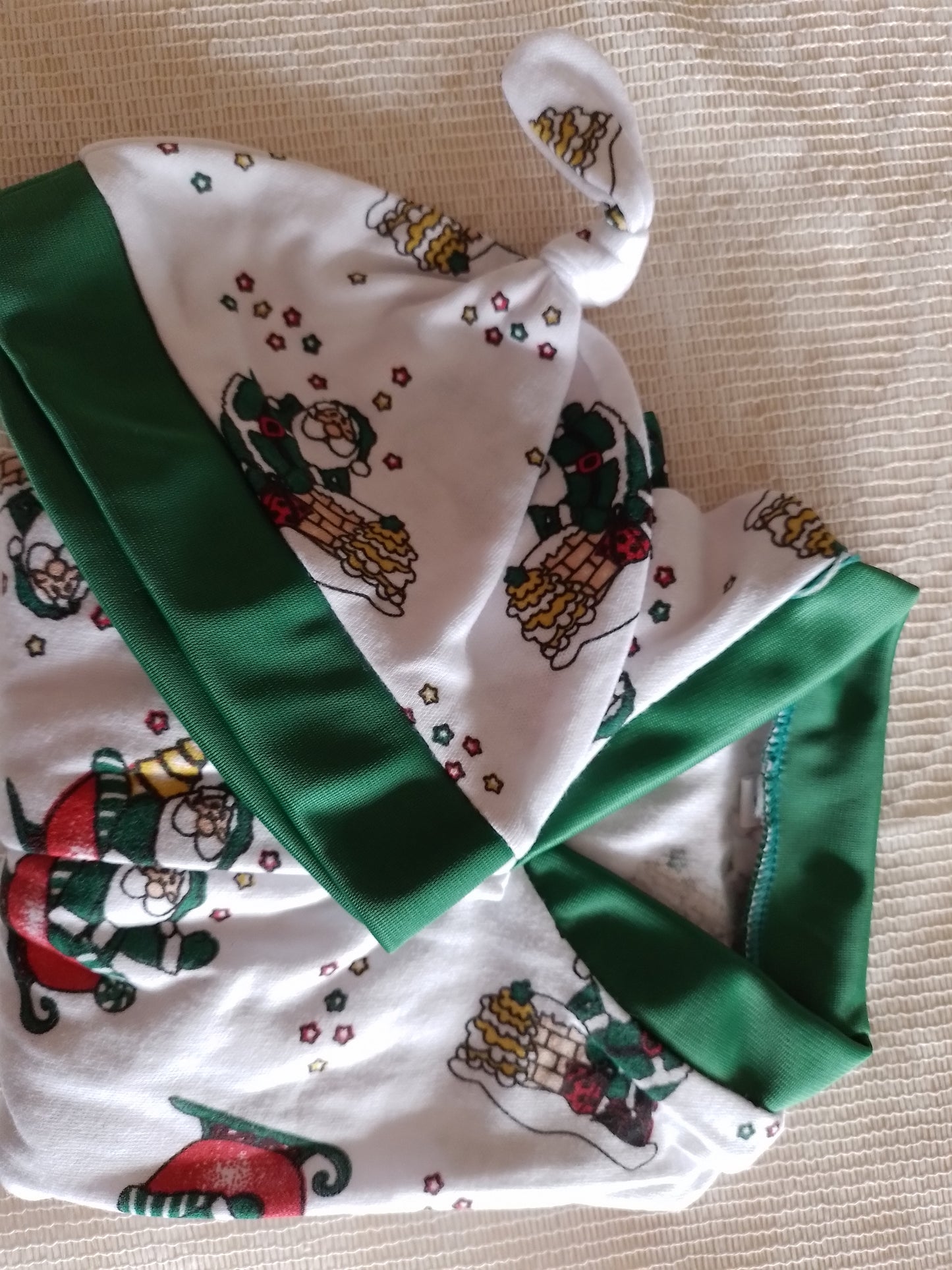 Pijama bebé navidad. Enteriza y gorro